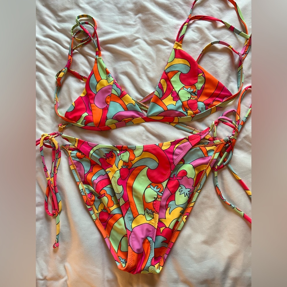 KULANI KINIS SIZE L TOP AND BOTTOM BIKINI🌞💓